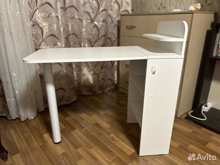 Маникюрный стол