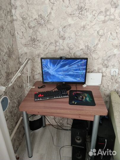 Игровой компьютер с монитором и клавиатурой