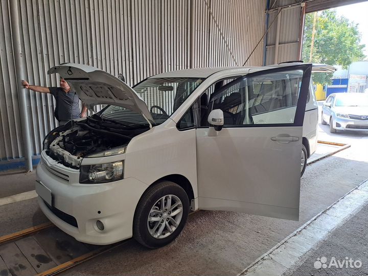 Toyota Voxy 2.0 CVT, 2008, 232 000 км