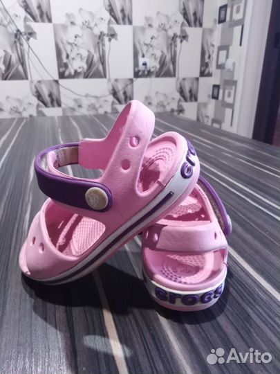 Продам сандалии crocs с6