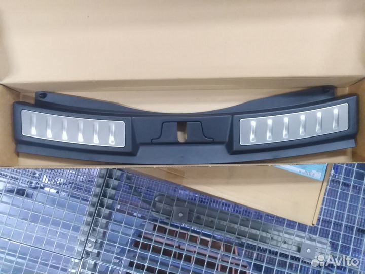 Накладка порога багажника LR114985