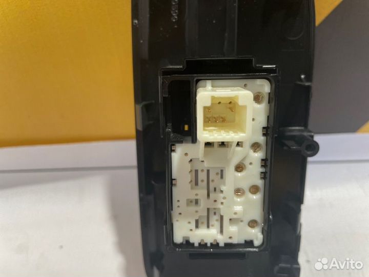 Кнопка стеклоподъемника передняя Toyota Land