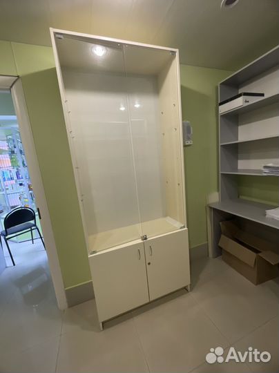 Шкаф витринный