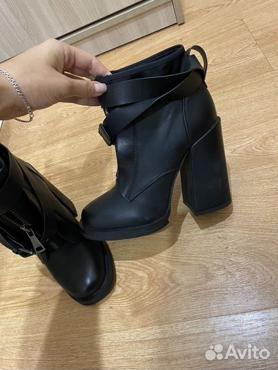 Ботинки зимние новые 38