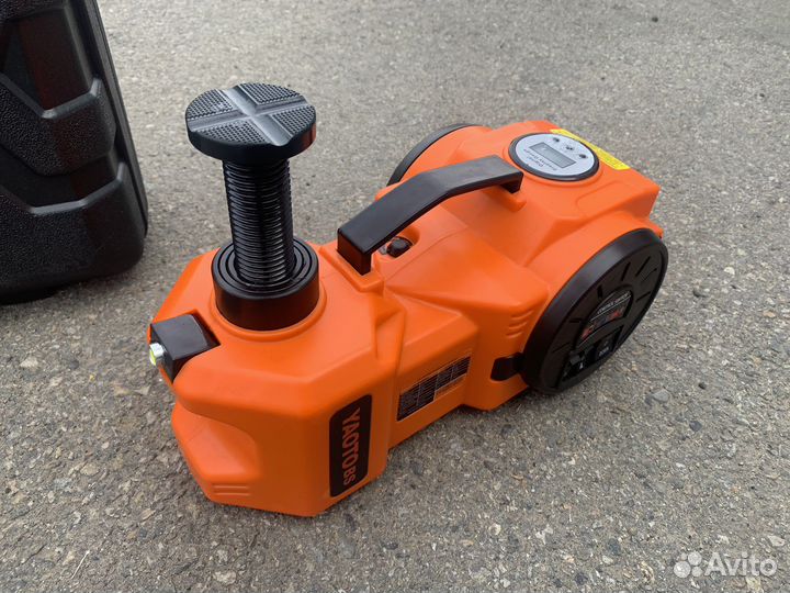 Набор автомобилиста 3 в 1 домкрат компрессор гайко