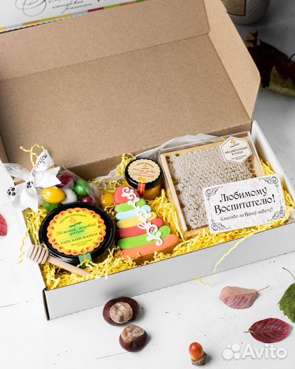 Подарок Воспитателю с медом в сотах, орехами