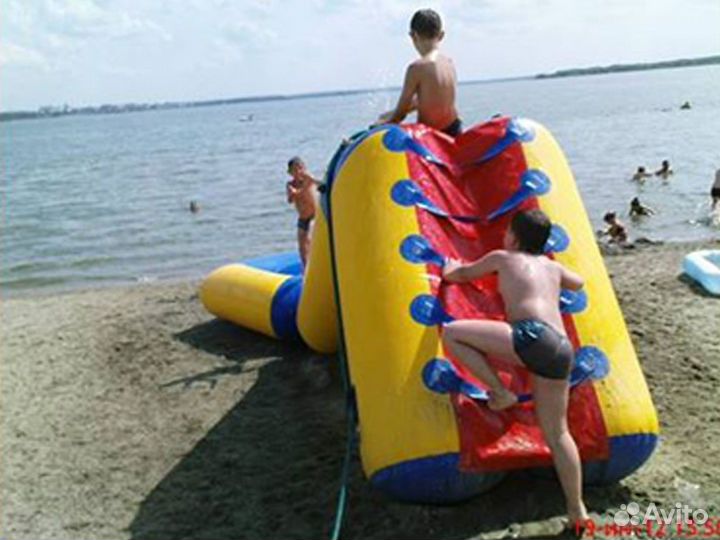 Надувные водные аттракционы. Детская горка-бассейн