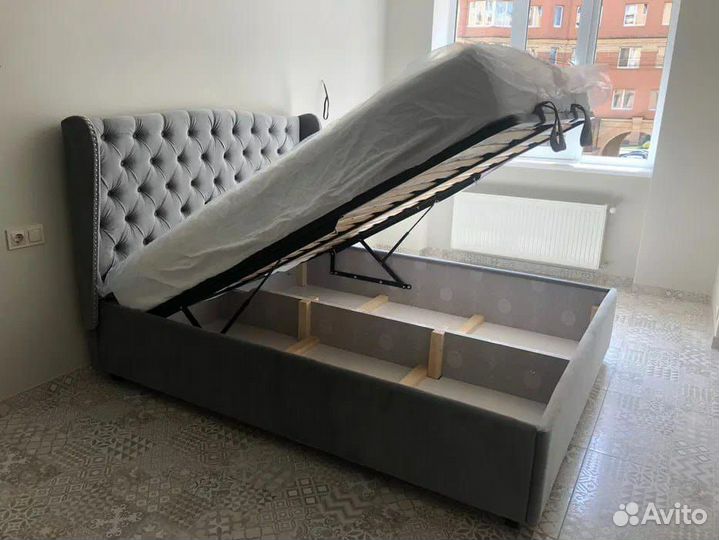 Кровать двухспальная с матрасом