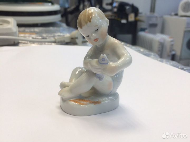 Статуэтка фарфоровая