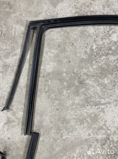 Уплотнитель стекла двери задний правый bmw f30