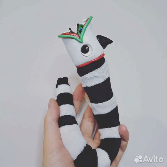Игрушка змея Битлджус. Тим Бертон