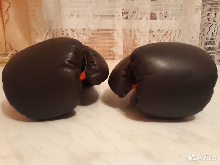 Боксерская груша и перчатки