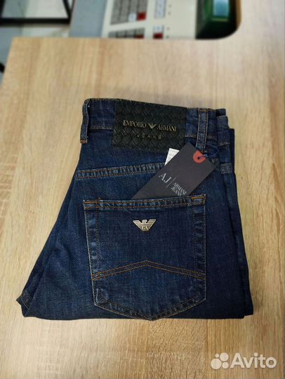 Джинсы бренда Armani