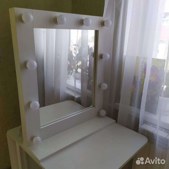 Маленькое гримерное зеркало