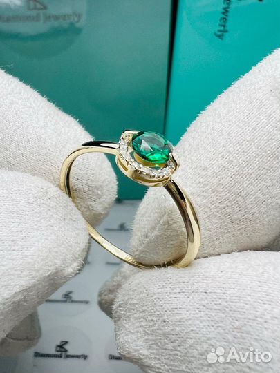 Золотое кольцо с изумрудом и бриллиантами