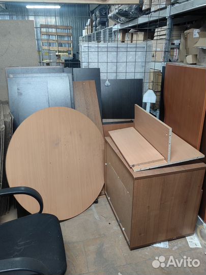 Мебель офисная столы, стулья, тумбы