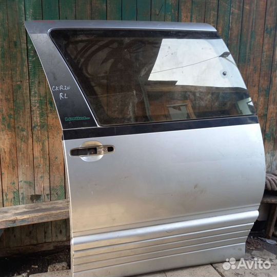 Toyota estima дверь