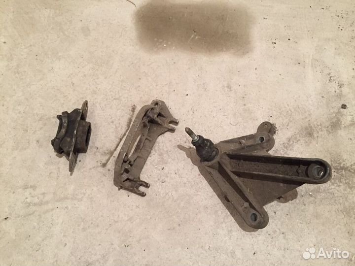 Опора коробки Рено Логан,Сандеро