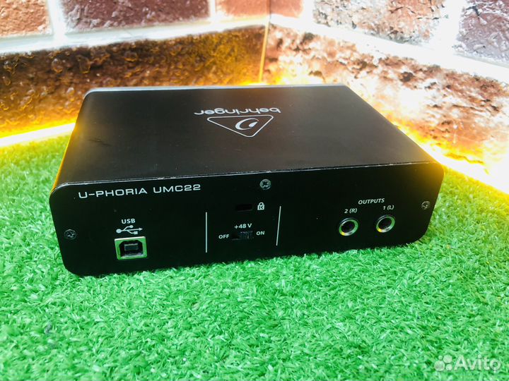 Z.Звуковая карта Behringer u-phoria umc22