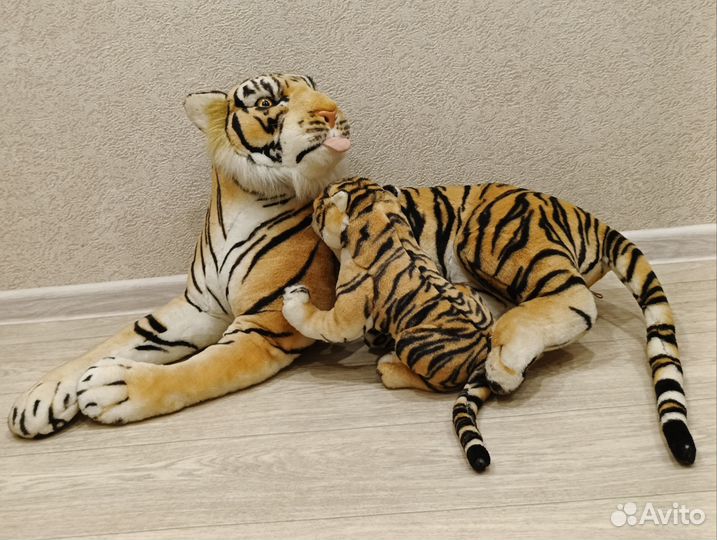 Тигр бенгальский игрушка