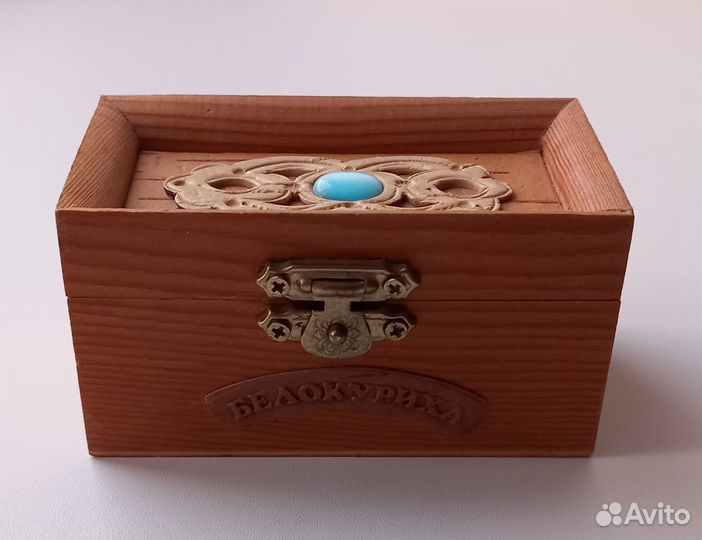 Шкатулка деревянная с камнем тигровый глаз