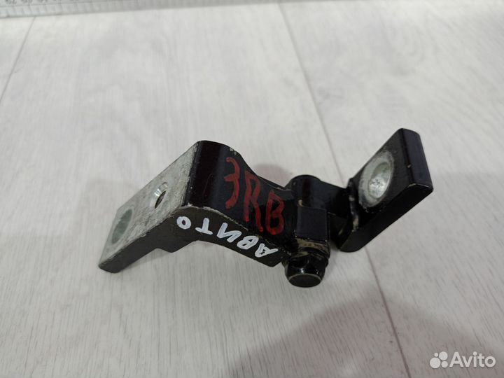 Петля двери верхняя правая Skoda Octavia Tour A4