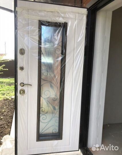 Дверь входная с ковкой и стеклопакетом новая