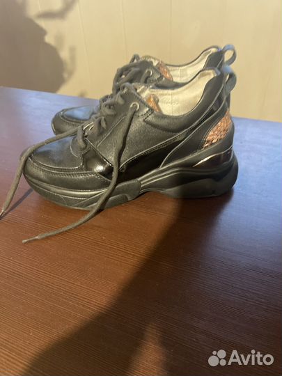 Кроссовки женские 39