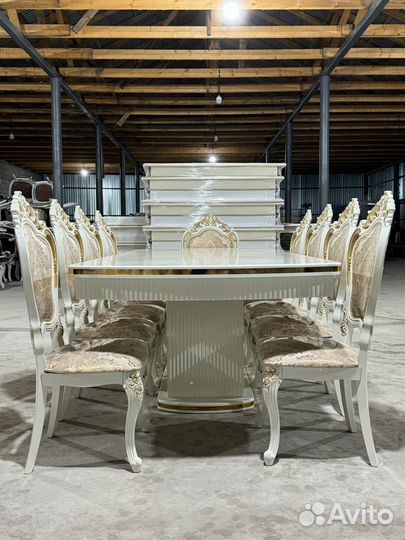 Стол и стулья