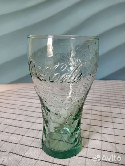 Бутылка и стаканы Кока-кола го