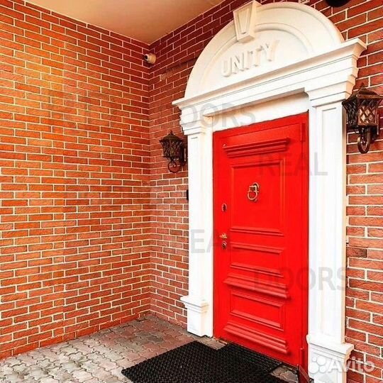 Красная металлическая входная дверь для дома