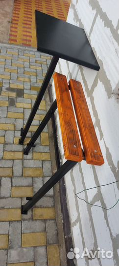 Лавочка и столик на кладбище