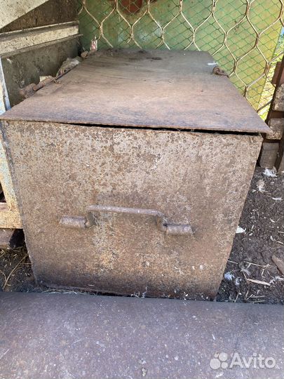 Железный ящик с крышкой