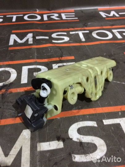 Механизм складывания подголовника Mercedes-Benz