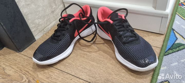 Кроссовки женские