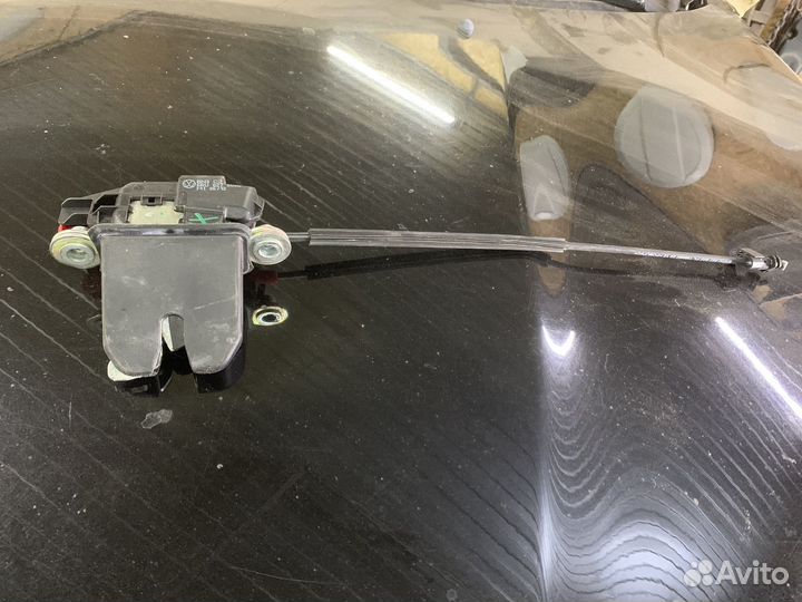 Volkswagen polo sedan замок багажника