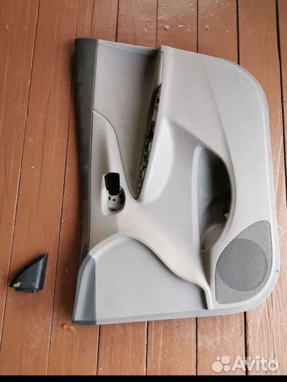 Обшивка двери передней правой Toyota corolla 150