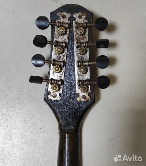 Старинный музыкальный инструмент 