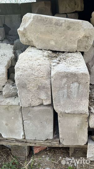 Бетонные блоки и кирпичи бой