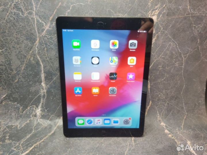 Планшет Apple iPad Air Wi-Fi MD785RU/A 9.7, 1/16GB