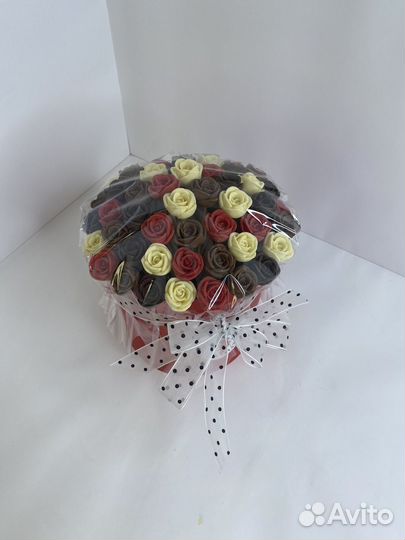 51 роза из шоколада в шляпной коробке