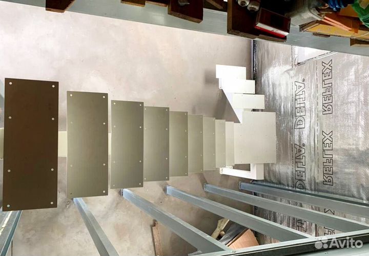 Лестница с забежными ступенями под ключ