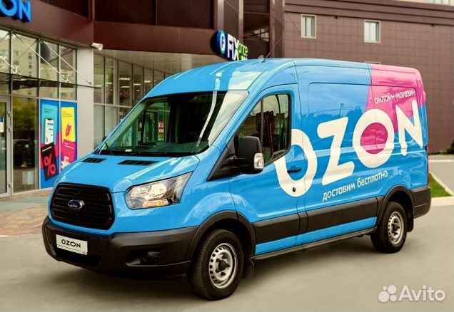 Водитель на авто компании Ford Transit