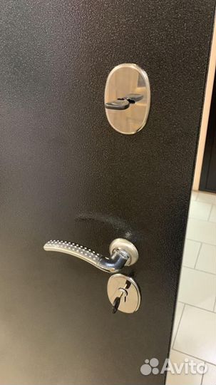 Входная дверь в квартиру с зеркалом