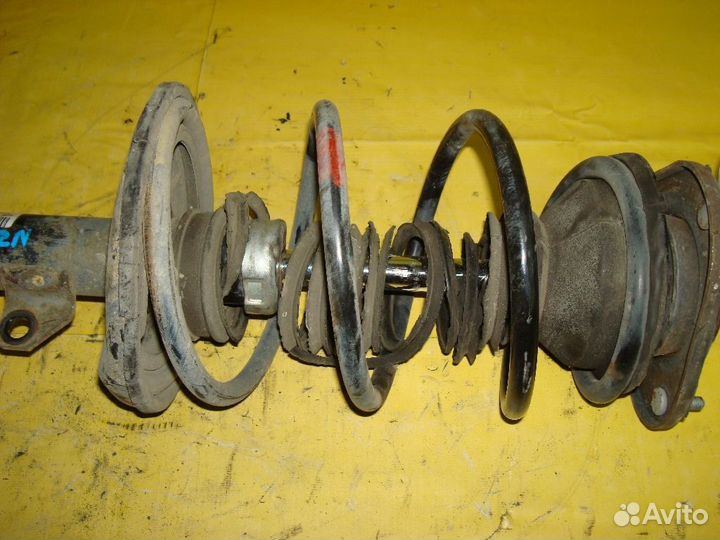 Амортизатор передний левый Toyota Corolla fielder NZE141G