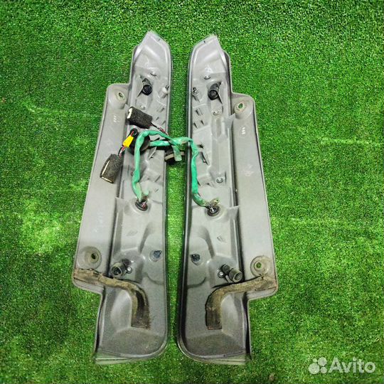 Стоп-сигналы 2шт Toyota Isis ZGM15 Platana 44-70 Z