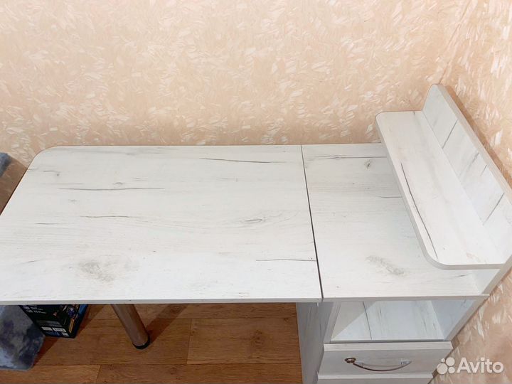 Маникюрный стол