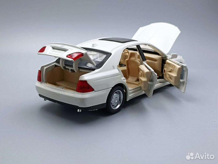 Коллекционные модели металл машинка Toyota Crown