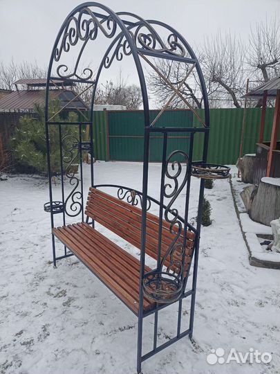 Садовая арка со скамейкой