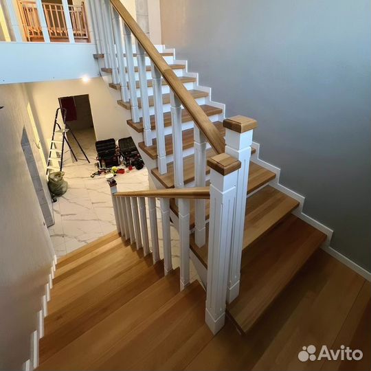 Лестница из дуба в коттедж